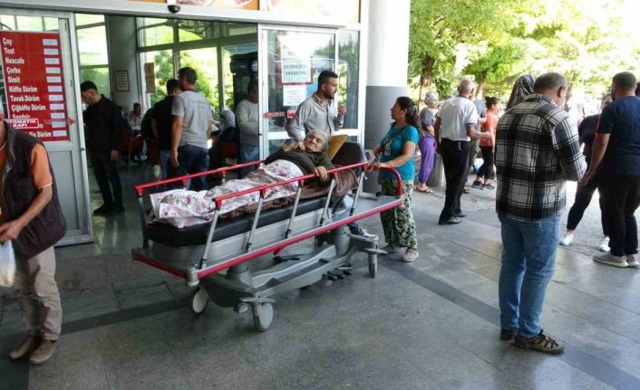 Malatya’da depreme hastanede yakalanan bazı hastalar dışarı çıkarıldı