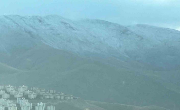 Malatya’da mevsimin ilk kar yağışı Beydağı’na yağdı