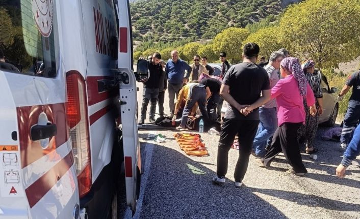 Malatya’da otomobil yön levhasına çarptı 4 yaralı