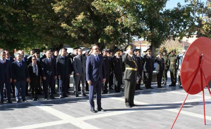 Malazgirt’te 29 Ekim Cumhuriyet bayramı çelenk koyma töreni yapıldı