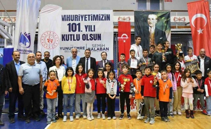 Manisa’da 29 Ekim Satranç Turnuvası’nda ödüller sahiplerini buldu