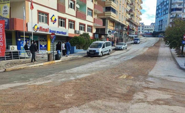 Mardin’da köstebek yuvasına dönen yollar vatandaşı çileden çıkardı