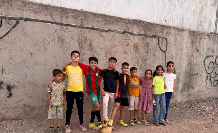 Mardin’de çocuklardan, kaymakam amcalarına halı saha talebi