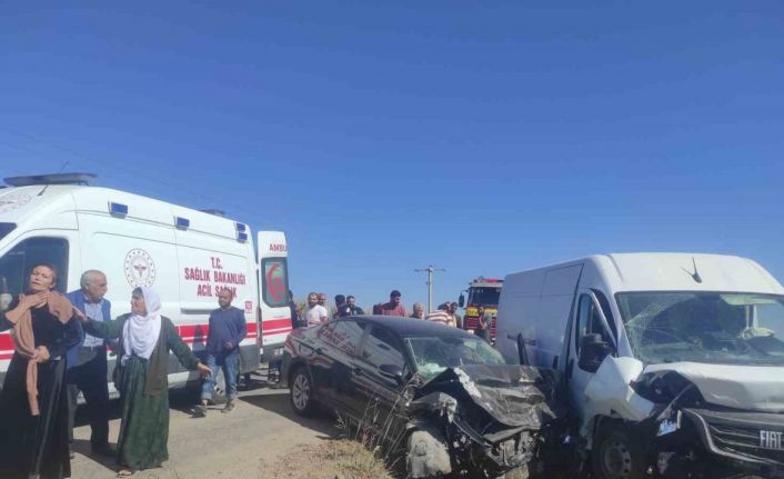 Mardin’de minibüs ile otomobil çarpıştı: 1 yaralı