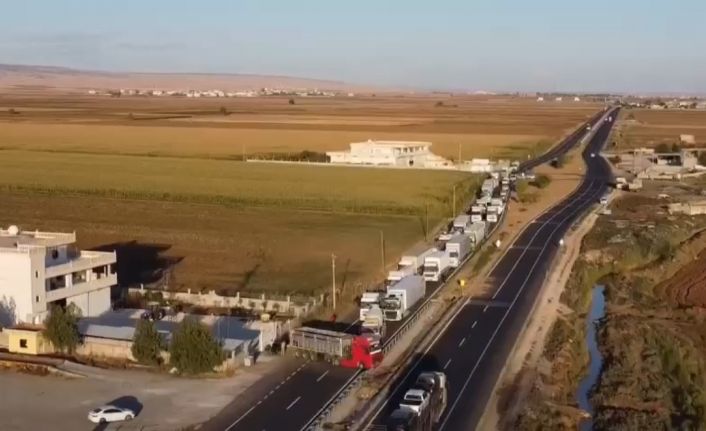 Mardin’de sürücüsünün kontrolünden çıkan tır bariyerlere çarptı