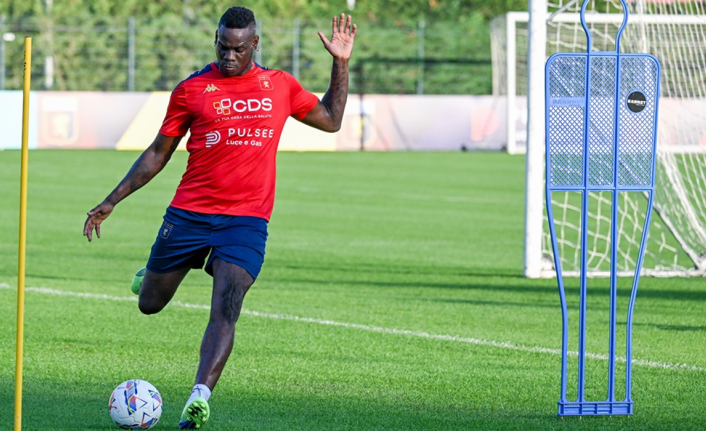 Mario Balotelli, Genoa’ya imza attı