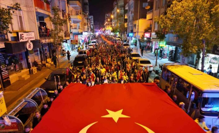 Mersin Erdemli’de binlerce kişi meşaleli bayrak yürüyüşüne katıldı