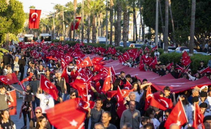 Mersin’de 101 metre uzunluğunda Türk bayrağıyla yürüyüş yapıldı