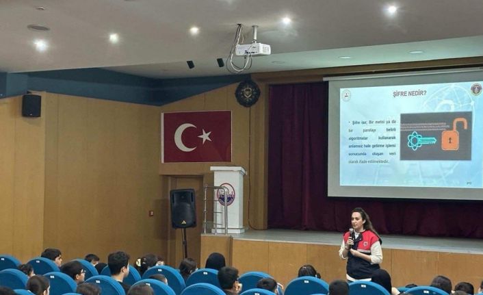 Mersin’de jandarmadan öğrencilere siber farkındalık eğitimi