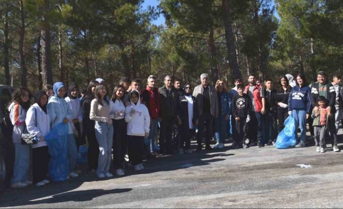 Mersin’de öğrencilerden orman temizliği