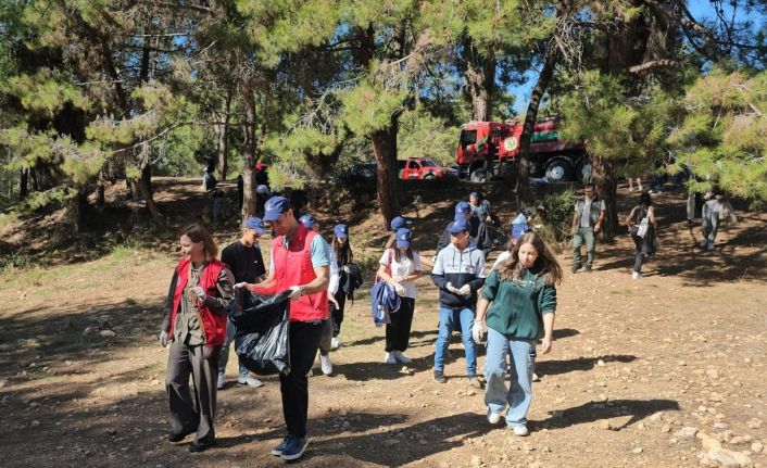 Mersin’de ormanlık alanda torbalarca çöp toplandı