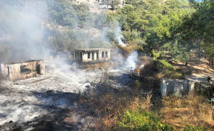 Mersin’in Anamur ilçesinde çıkan yangın kontrol altına alındı