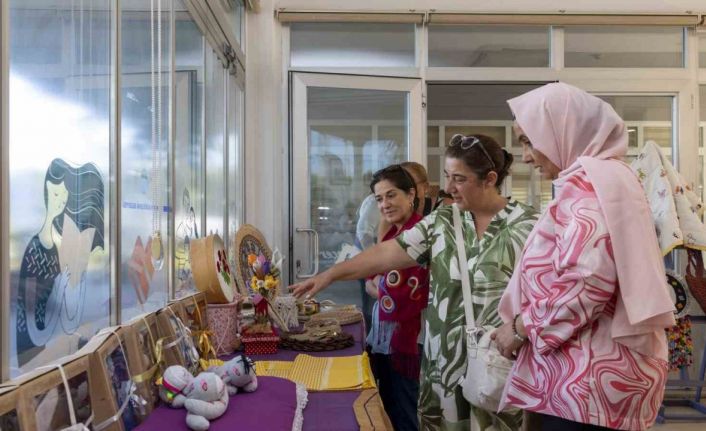 Mersinli kadınlar el emeği göz nuru eserlerini sergilediler