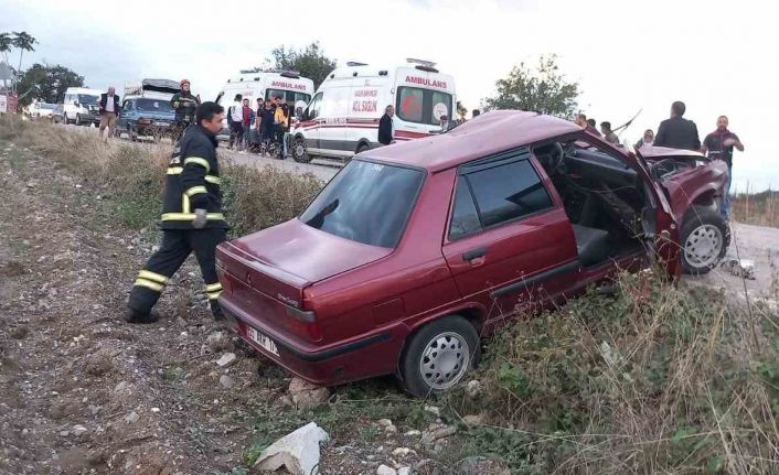 Minibüsle otomobil kafa kafaya çarpıştı: 2 yaralı