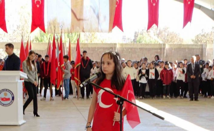 Minik Emine, “Bugün” şiirini okurken gözyaşlarına hakim olamadı