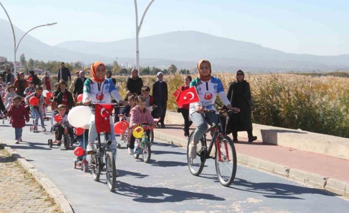 Minik öğrenciler cumhuriyetin 101. yıldönümü için pedal çevirdi