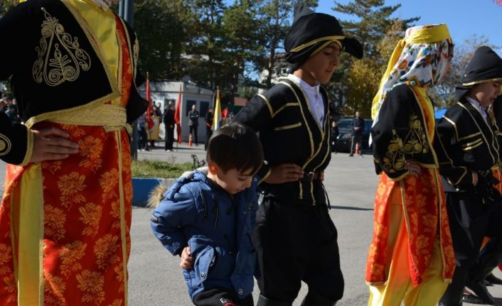 Minik seyirci halk oyunları ekibine eşlik ederek izleyenleri gülümsetti