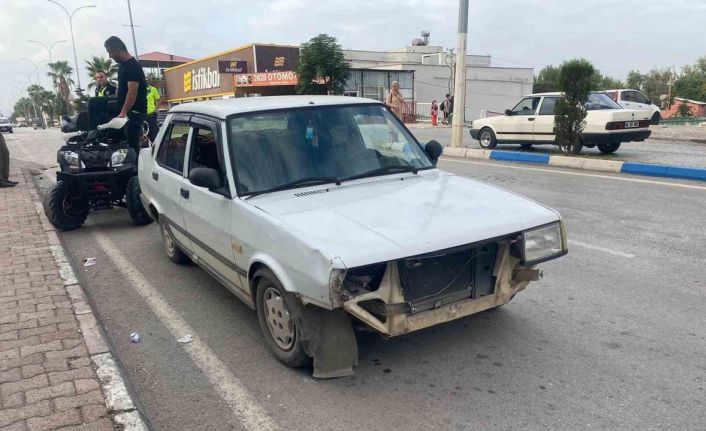 Motosiklet sürücüsü önce otomobile, sonra yayalara çarptı: 3 yaralı