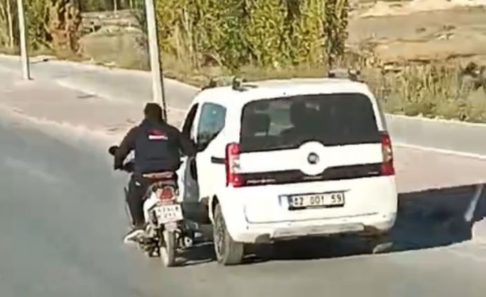 Motosiklet sürücüsünün tehlikeli yolculuğu kamerada