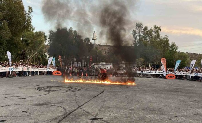 Motosiklet tutkunları teker yaktı, deniz üzerinde şovlar yapıldı