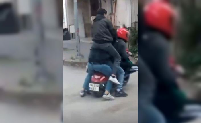 Motosiklete sığmak için sürücünün omzuna çıkmıştı: Ceza kesildi