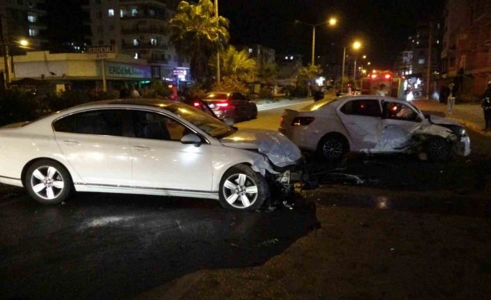 Motosikletle çarpışan otomobil karşı şeride geçip araca çarptı: 4  yaralı