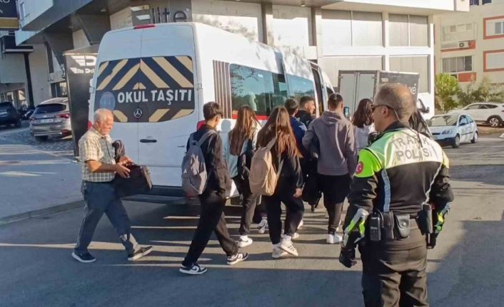 Muayenesi geçen servis bağlandı, öğrenciler başka servisle yollarına devam etti