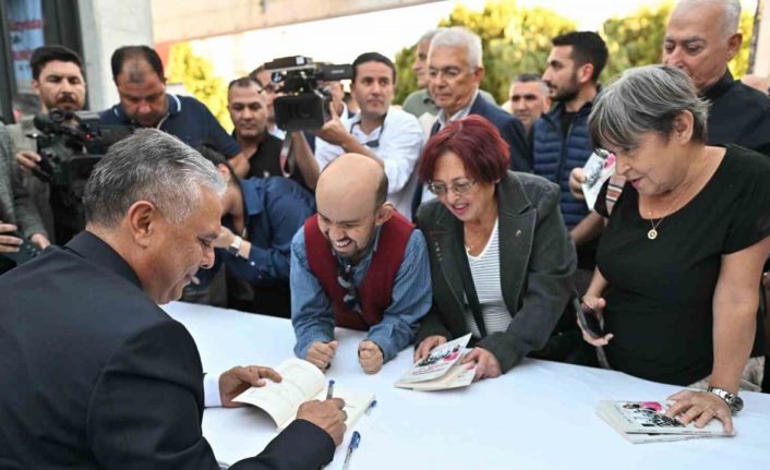 Muratpaşa Belediye Başkanı Ümit Uysal, yeni kitabını tanıttı