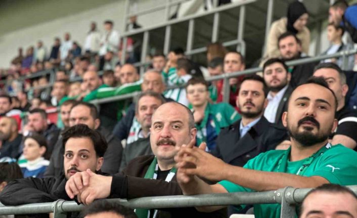 Mustafa Varank, Bursaspor maçını taraftarla izledi