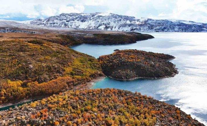 Nemrut Kalderası’nın bir yanı sonbahar bir yanı kış