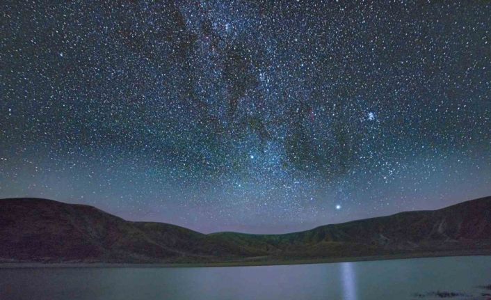 Nemrut’taki göllerle yıldızların buluşması hayran bırakıyor