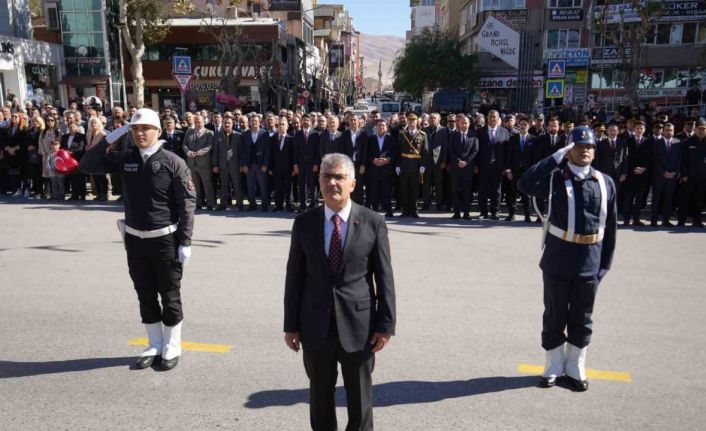 Niğde’de 29 Ekim kutlamaları çelenk sunma töreniyle başladı