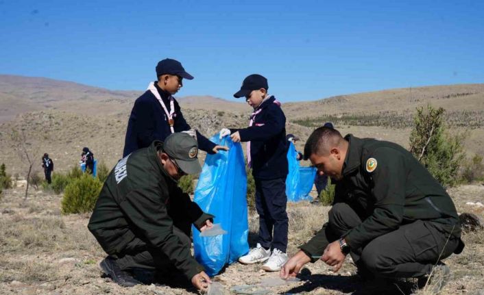 Niğde’de ormanda çöp topladılar