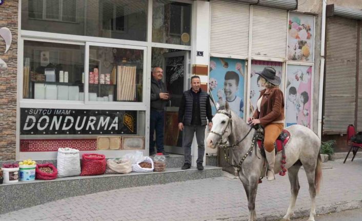 Niğde’nin kadın kovboy muhtarı, atıyla mahalle sakinlerini ziyaret ediyor