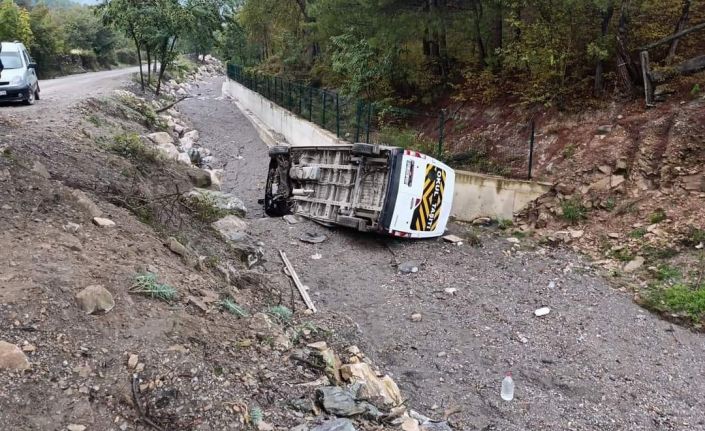 Öğrenci servisi devrildi: 9 yaralı