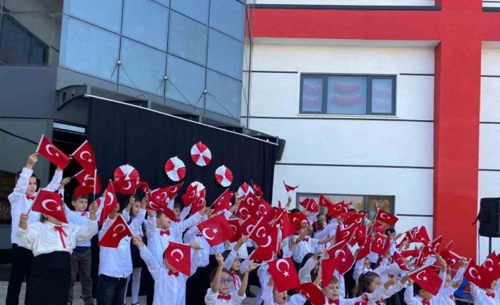 Öğrenciler, Cumhuriyeti coşku ile kutladı