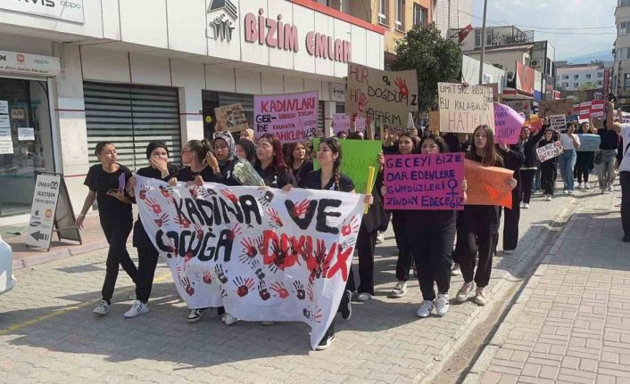 Öğrencilerden kadına ve çocuğa şiddete tepki