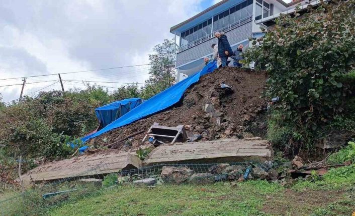 Ordu’da sağanak nedeniyle istinat duvarı yıkılan ev boşaltıldı