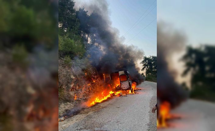 Osmaneli’nde seyir halindeki minibüs alev alev yandı