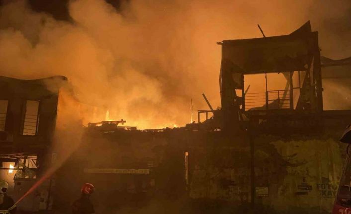 Osmaniye’de tarihi ahşap konak alevlere teslim oldu