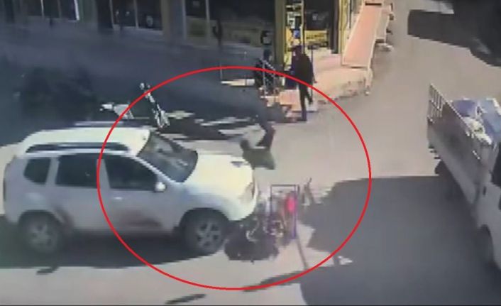 Otomobil ile çarpışan motosiklet sürücüsünün havaya uçtuğu anlar kamerada