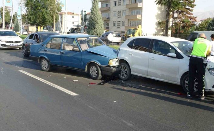 Otomobil ile çarpışan Tofaş’ta önemli hasara meydana geldi