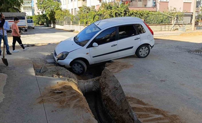 Otomobil kazılan çukura düştü