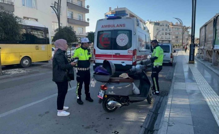 Otomobilin motosiklete çarpıp kaçtığı kazada 2 kadın yaralandı