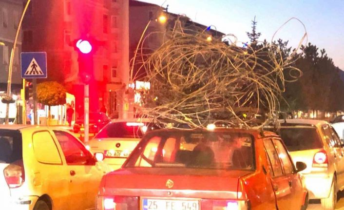 Otomobilin tavanındaki demir yüküyle trafiğe çıktı