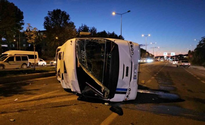 Otomobille çarpışan işçi servisi yan yattı: 2 yaralı