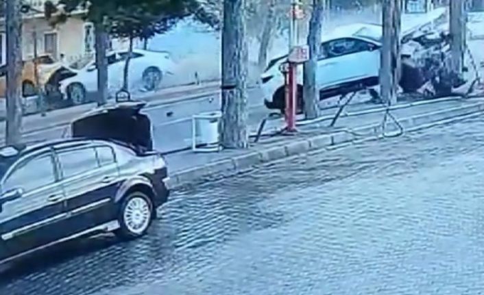 Otomobillerin çarpışması kameraya yansıdı, sürücü anne öldü