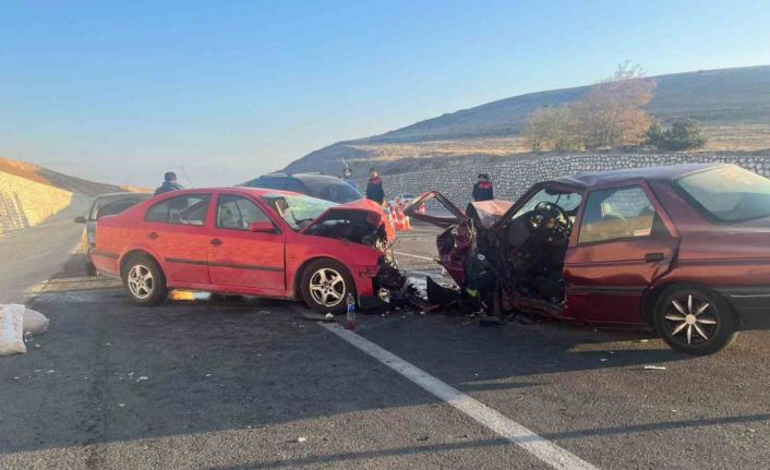 Otomobillerin kafa kafaya çarpıştığı kazada 3 kişi yaralandı