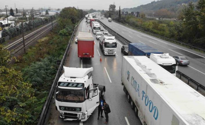 Otoyolda makaslayan tıra yolcu otobüsü çarptı: Kilometrelerce araç kuyruğu oluştu