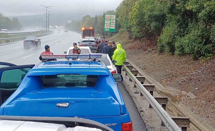 Otoyolda sağanak yağış kazaya sebep oldu: 1 ölü, 2 yaralı